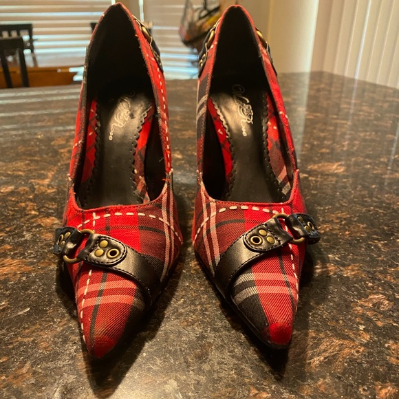 Wild Rose Shoes - Wild Rose Pointy Toe Heels. reasonable offers accepted